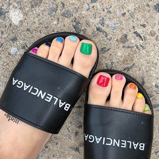 mixed colors toenails