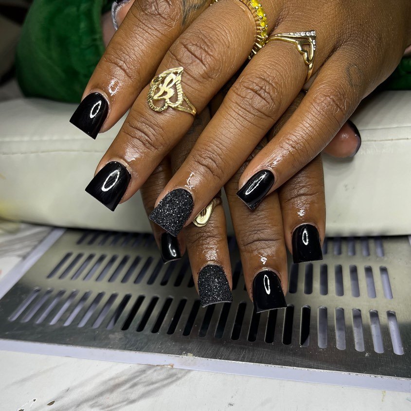 Black short nails